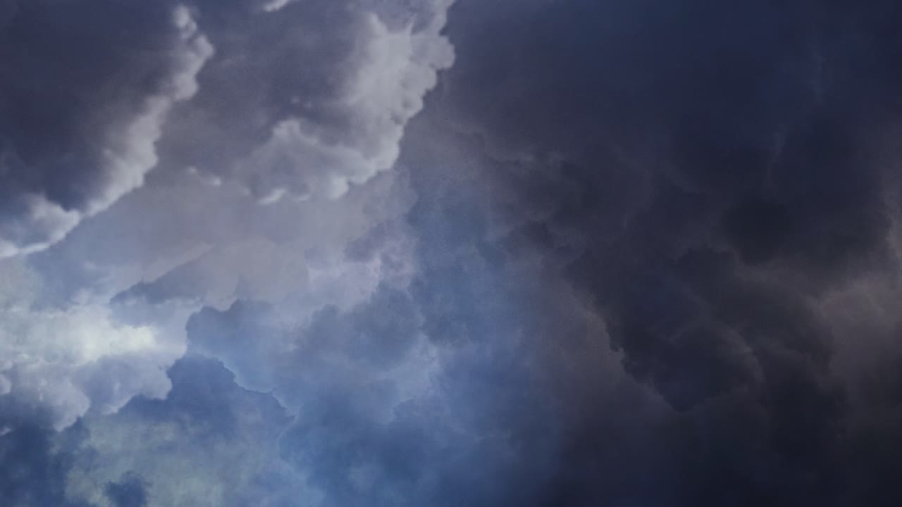 tormenta, nubes oscuras en el cielo oscuro con relámpagos