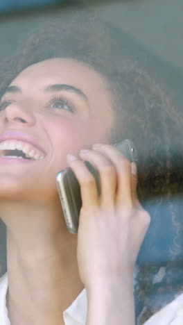 una chica hipster feliz hablando por teléfono.