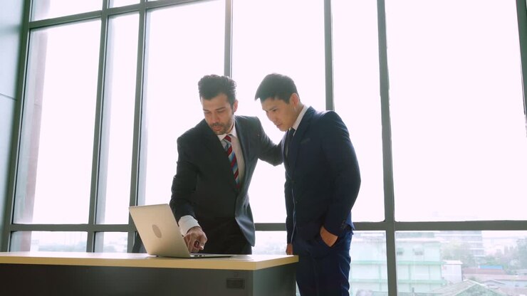 2人のビジネスマンがオフィスでプロジェクト戦略について話す