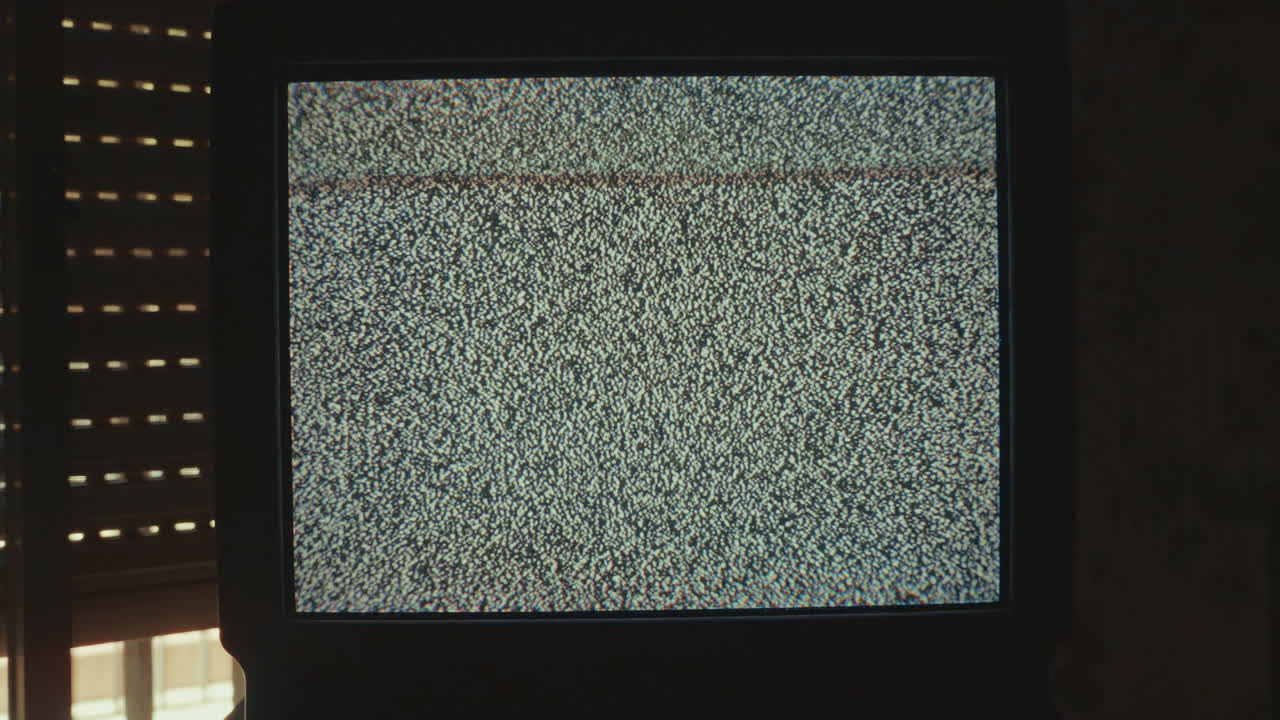 Vecchia schermata televisiva CRT che mostra rumore bianco statico.