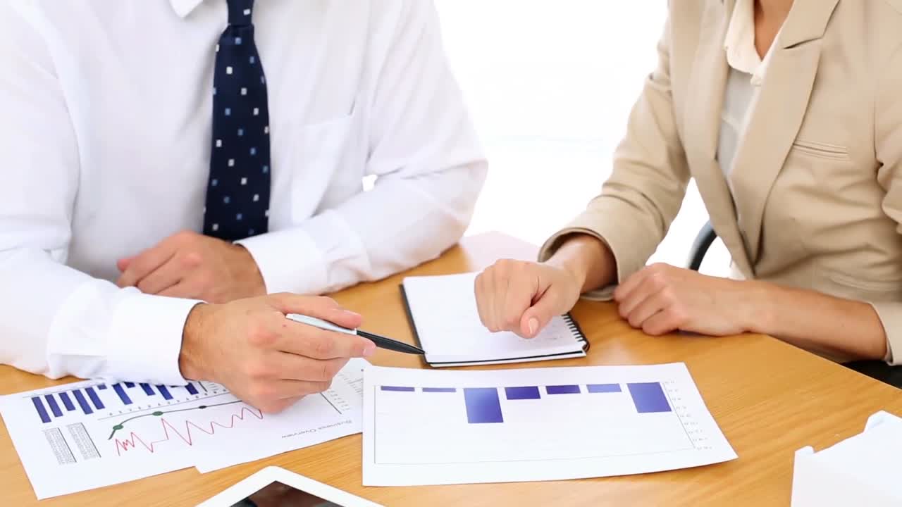 equipo de negocios mirando documentos y datos juntos