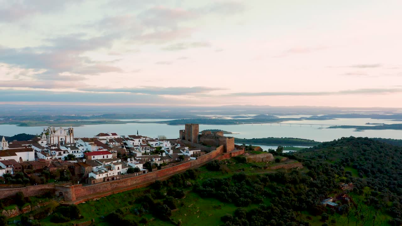 histórico castillo de monsaraz con vistas al río, portugal, vista aérea panorámica