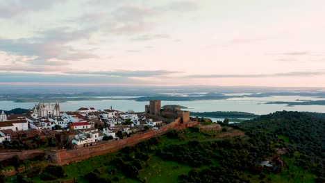 Histórico-Castillo-De-Monsaraz-Con-Vistas-Al-Río,-Portugal,-Vista-Aérea-Panorámica