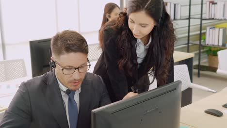 personas de negocios que usan auriculares trabajando en la oficina