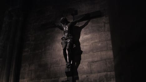 una escena espeluznante de jesús en la cruz de una iglesia oscura