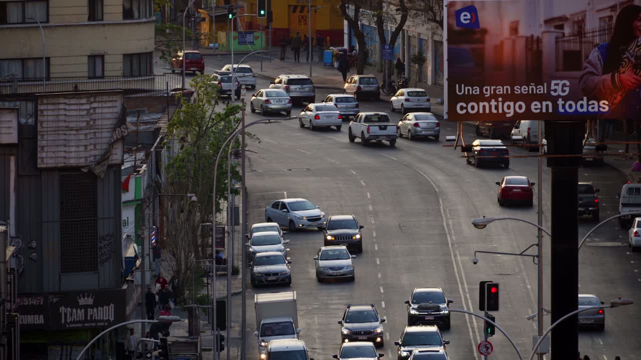 el tráfico de la hora punta comienza a acumularse en las calles al atardecer