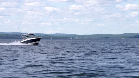 Zeitlupenansicht-Des-Kielwassers-Und-Des-Weißen-Waschwassers,-Das-Vom-Schnellboot-Herauffliegt