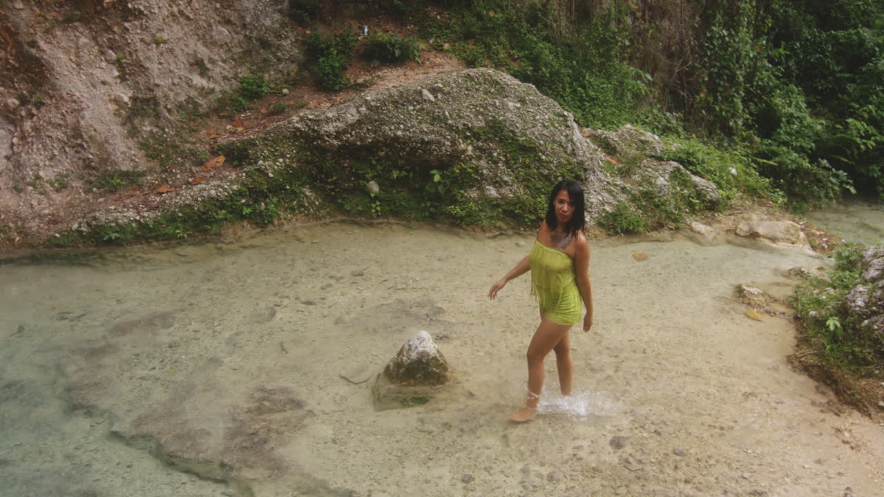 mujer explorando la hermosa cascada balneario mata de maiz en la república dominicana