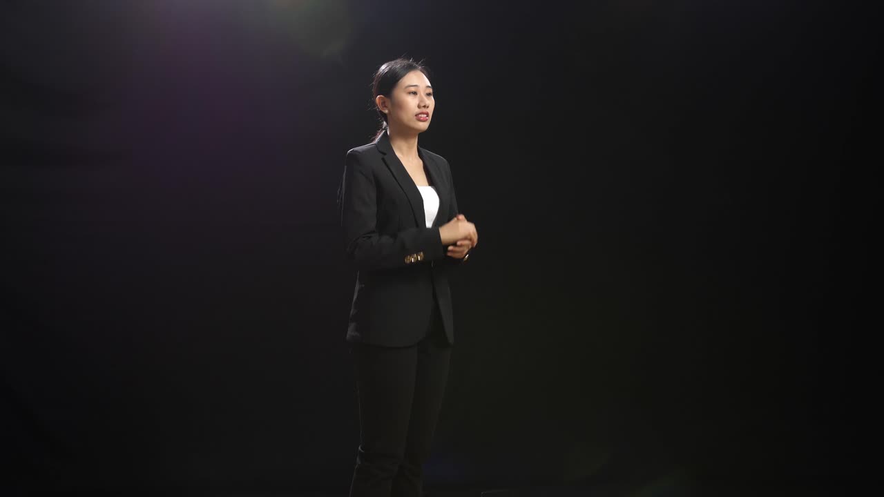 검은색 슈트를 입은 사업가