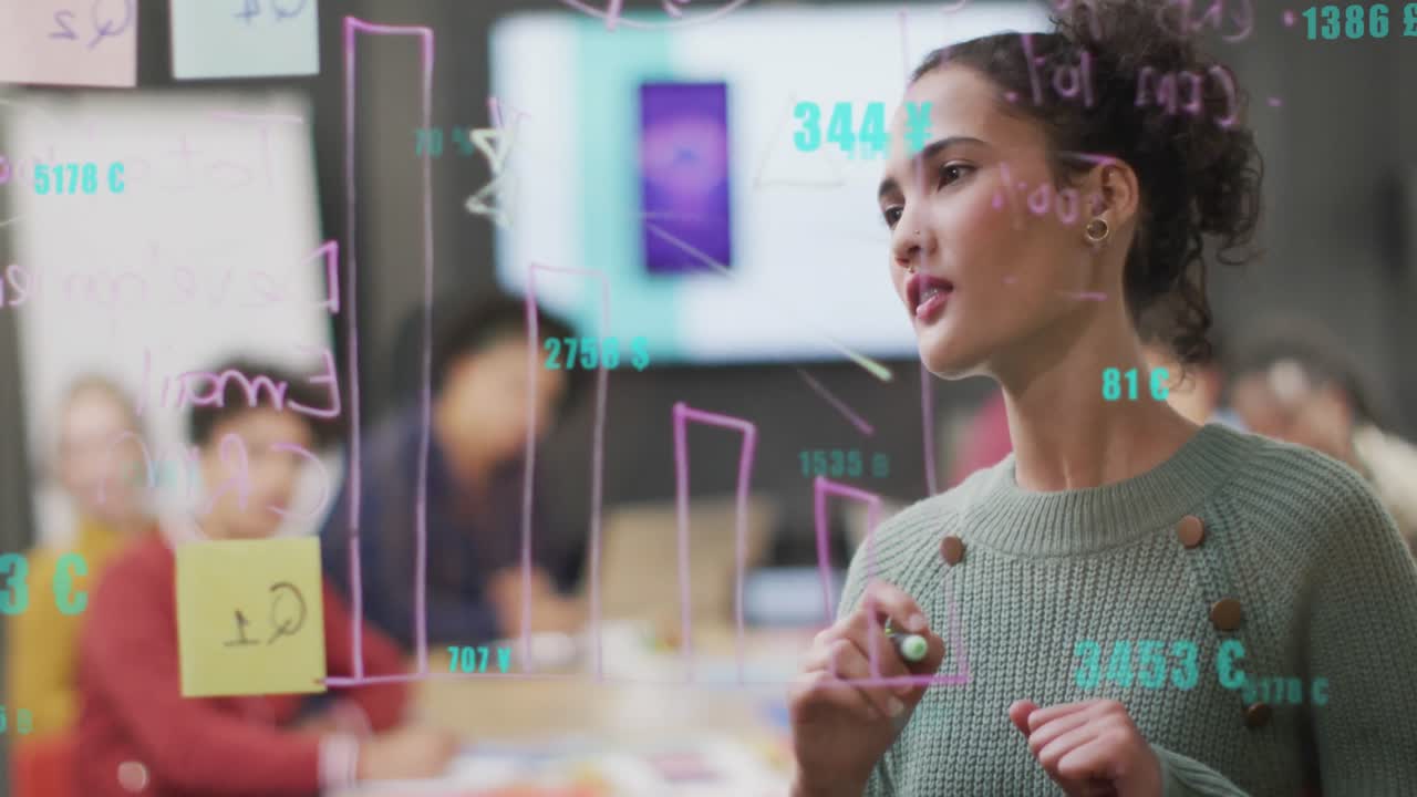 animación de números cambiantes contra una mujer biracial escribiendo en un tablero de vidrio en la oficina