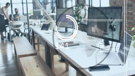animación de escáneres circulares que procesan datos a través de computadoras en escritorios en oficinas ocasionales