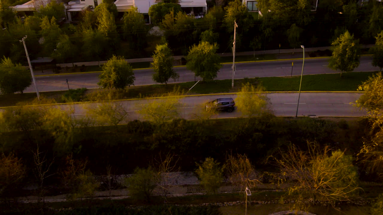 la dehesa santiago chile coche solitario en el crepúsculo de la mañana vista de drone santiago