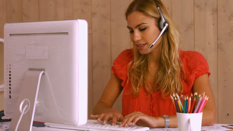 trabajadora bonita usando chat de video en el escritorio