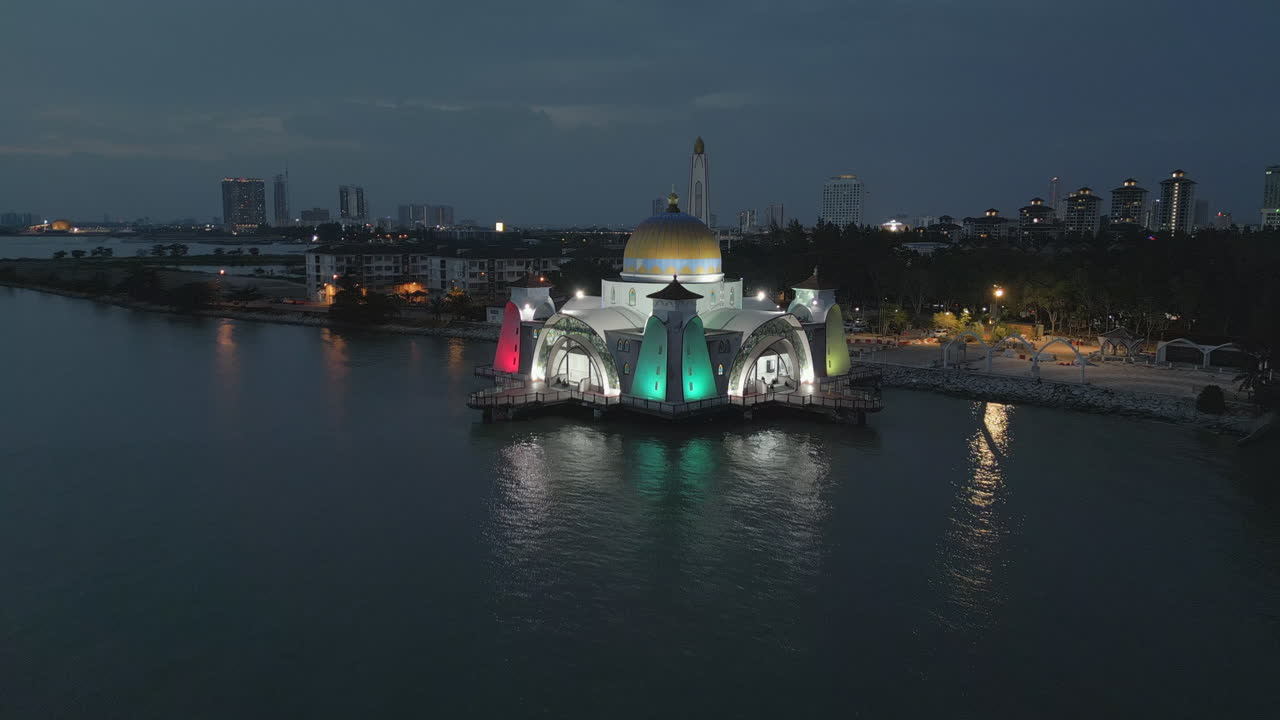 멜라카에 있는 셀라트 레인보우 모스크의 드론이 말레이시아 바다로 아져 나왔습니다.