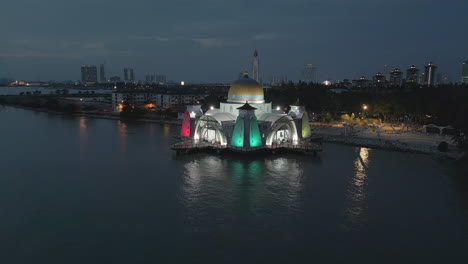 la mezquita del arco iris de masjid al-salat en malaca, malasia, se retiró a la mar con un avión no tripulado.