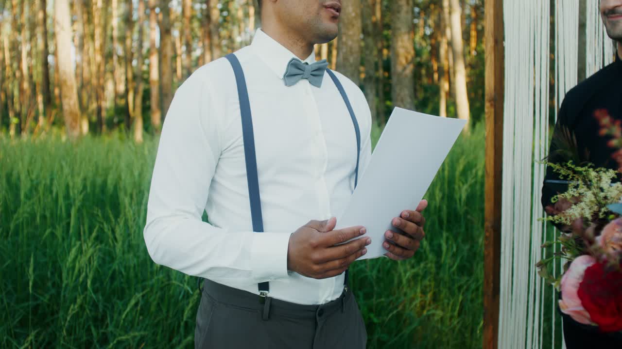 야외 결혼식 에서 연설 을 하는 남자