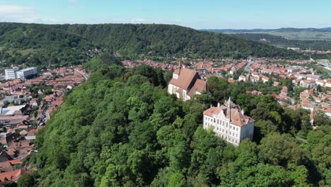 iglesia de sighisoara en la colina en transilvania, rumania - 4k aéreo