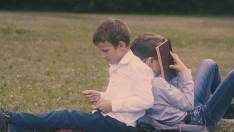 niño agotado tira el libro sentado cerca de su compañero de escuela