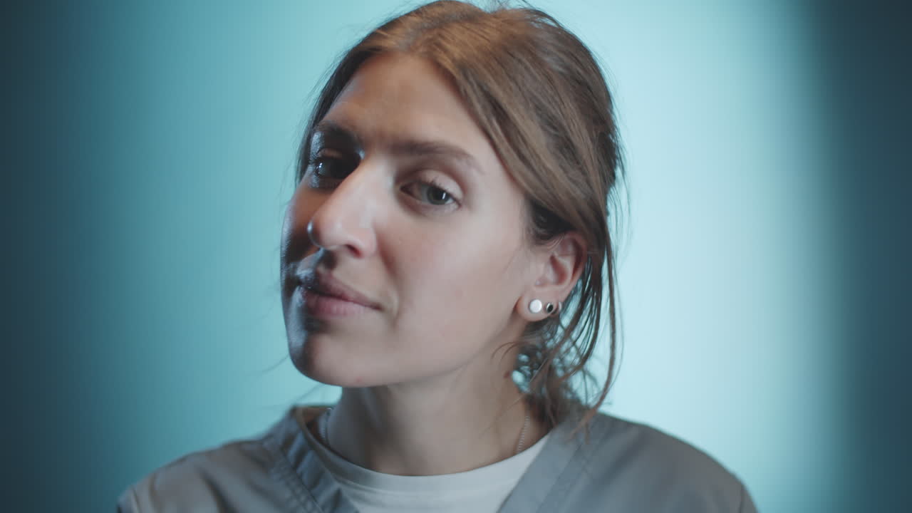 doctora quitando la máscara médica y posando para la cámara