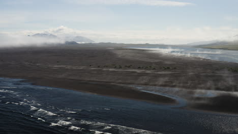 Antena---Acercándose-A-La-Costa-En-Hvitserkur,-Vatnsnes,-Islandia,-Toma-Ancha-Hacia-Adelante