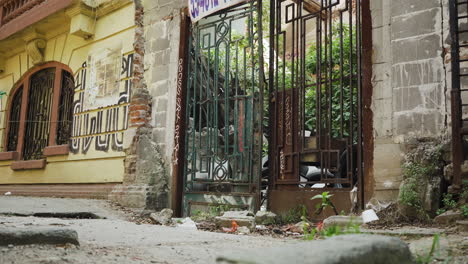 una vieja puerta oxidada fuera de un antiguo gran edificio ahora abandonado y abandonado en la colonia juárez, ciudad de méxico