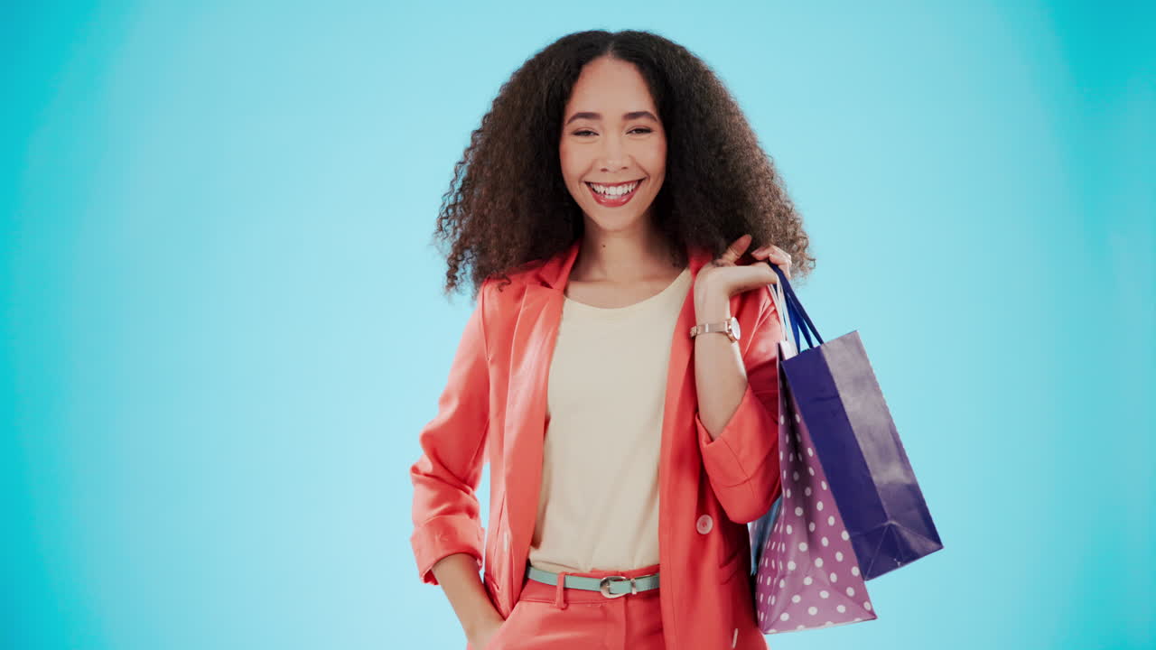 행복한 여성 쇼핑