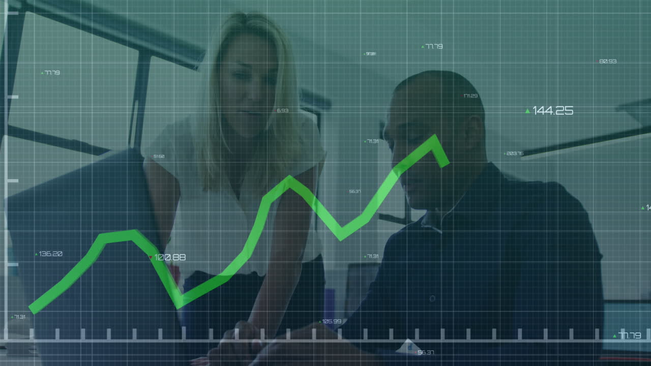 animación de un gráfico de líneas sobre varios colegas discutiendo estrategias sobre una computadora portátil en la oficina