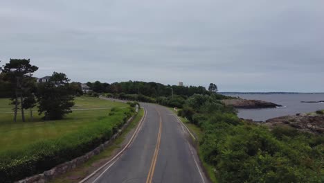 Calzada-Pavimentada-Carretera-Costera-De-Playa-Rocosa-En-Una-Zona-Residencial-En-Nahant,-Una-Carretera-De-Dos-Vías-En-Un-Istmo