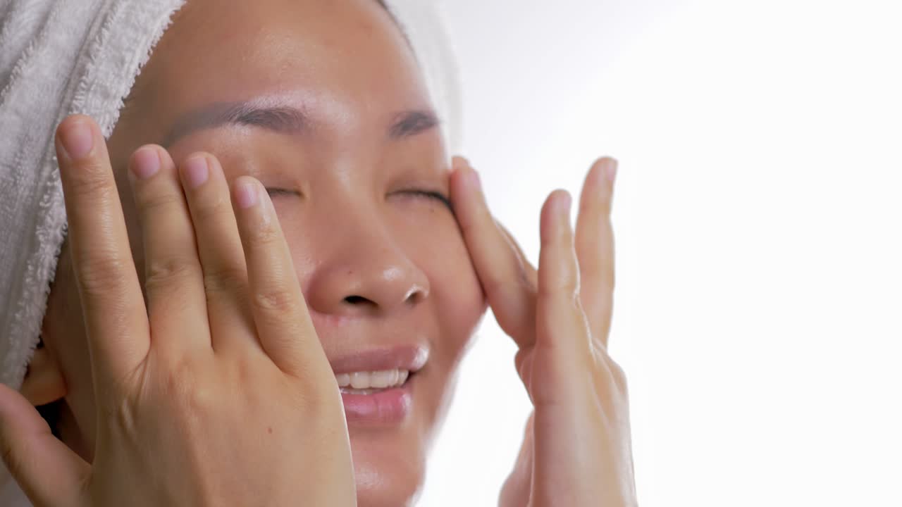 매일 피부 관리와 퍼밍을 위해 얼굴을 마사지하는 여성의 클로즈업