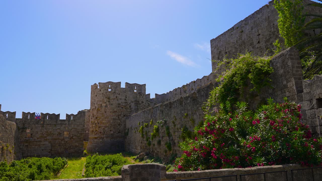 antiguas paredes de piedra medievales históricas con un jardín en la ciudad antigua de rodas, grecia