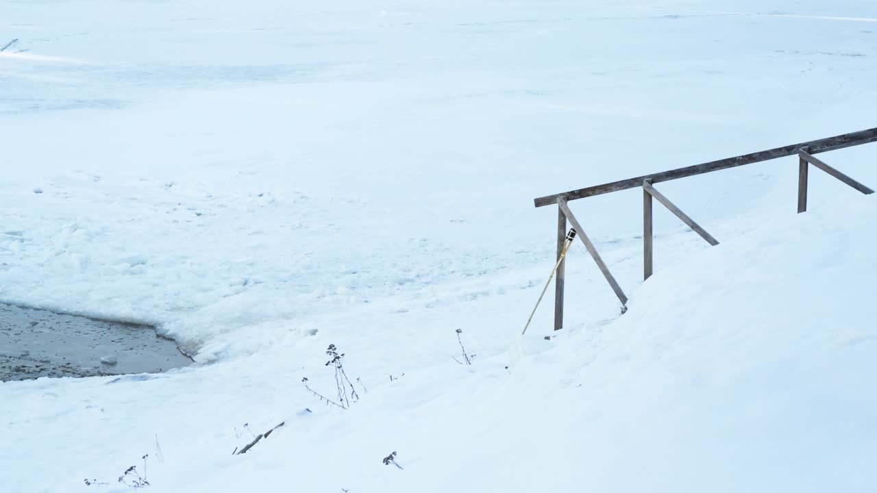 눈이 인 계단을 은 얼음 구에 의해 얼어붙은 호수에서 낮 동안 눈이 차가운 겨울