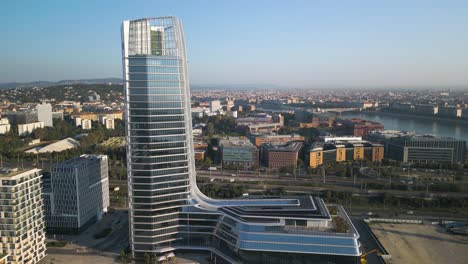 Un-Dron-Delantero-Disparó-Sobre-El-Campus-De-Mol-En-El-Centro-De-Budapest,-Hungría.