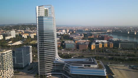 avión no tripulado disparado por encima del campus de mol en el centro de budapest, hungría
