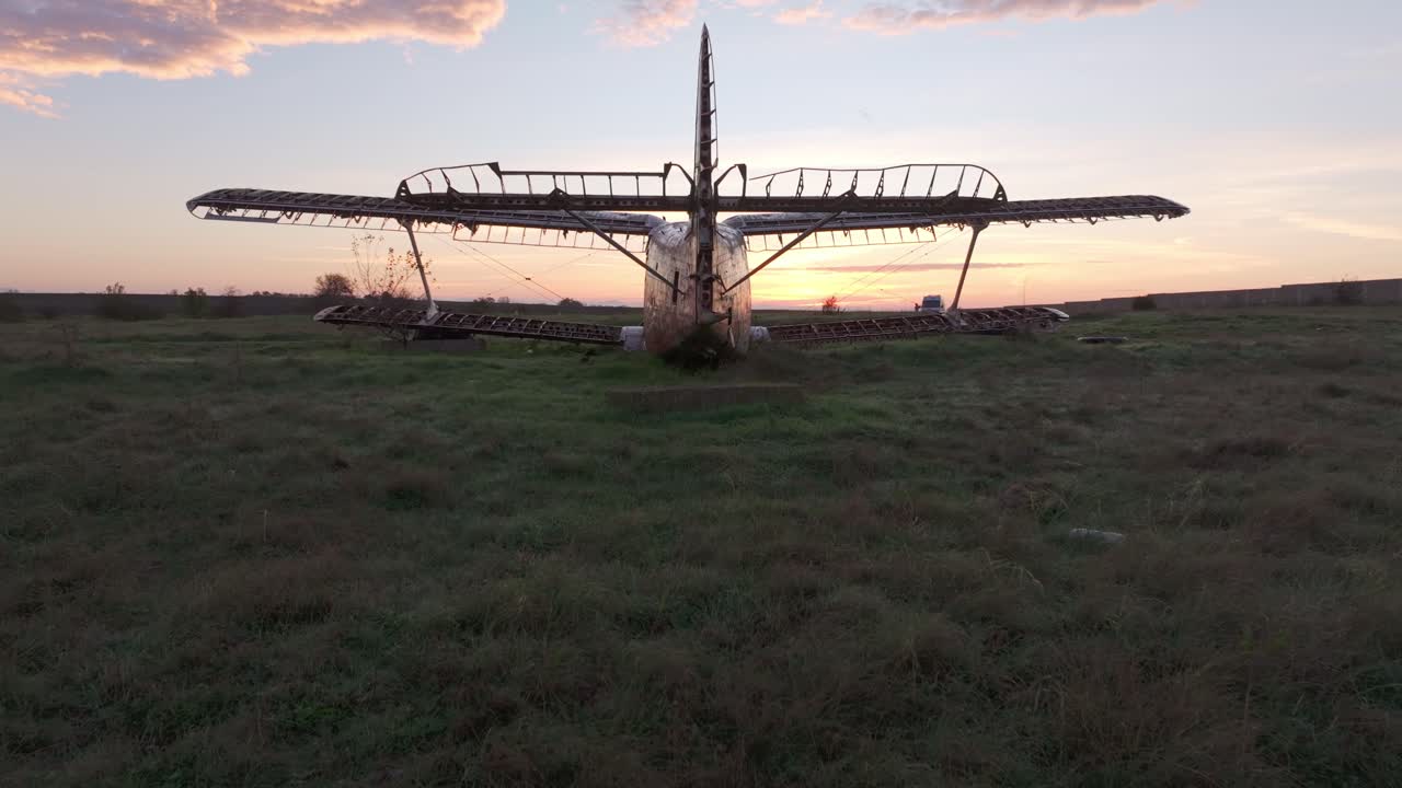 Il sole mattutino illumina un aereo a terra in un paesaggio tranquillo, Bulgaria.