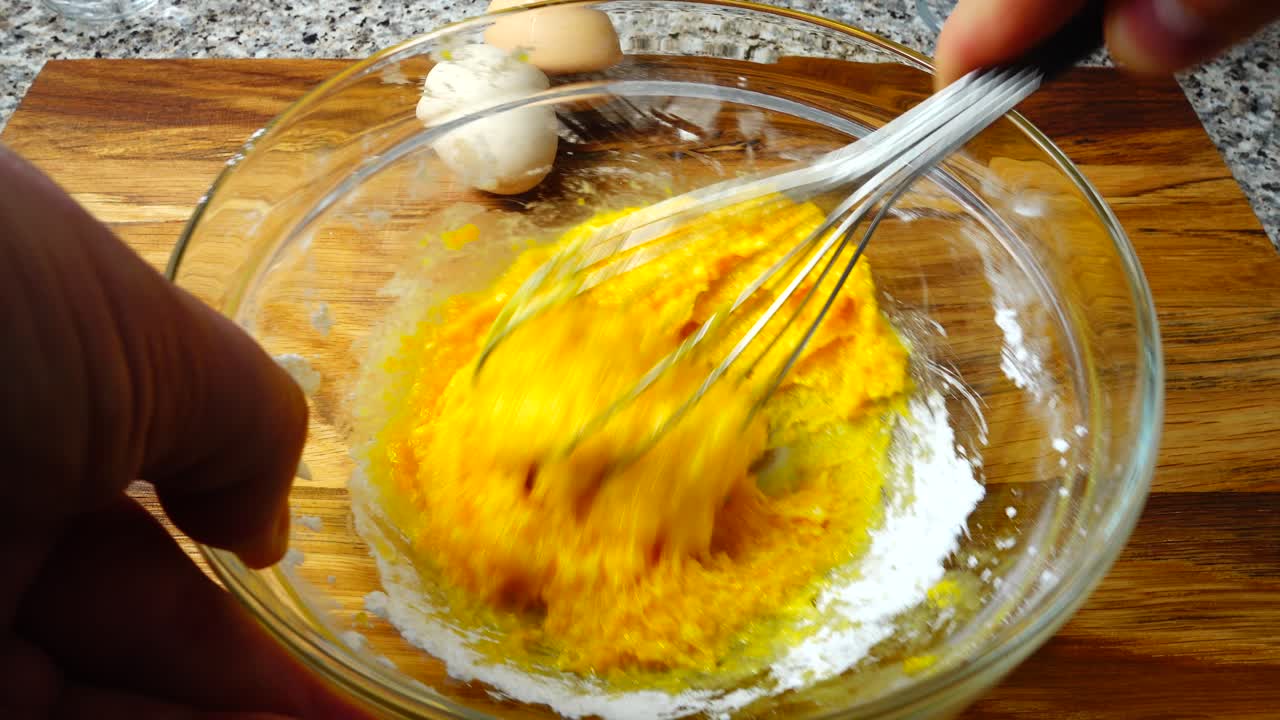 Pudra şekeri ile yumurta sarılarının çırpılması. Krema yapımı