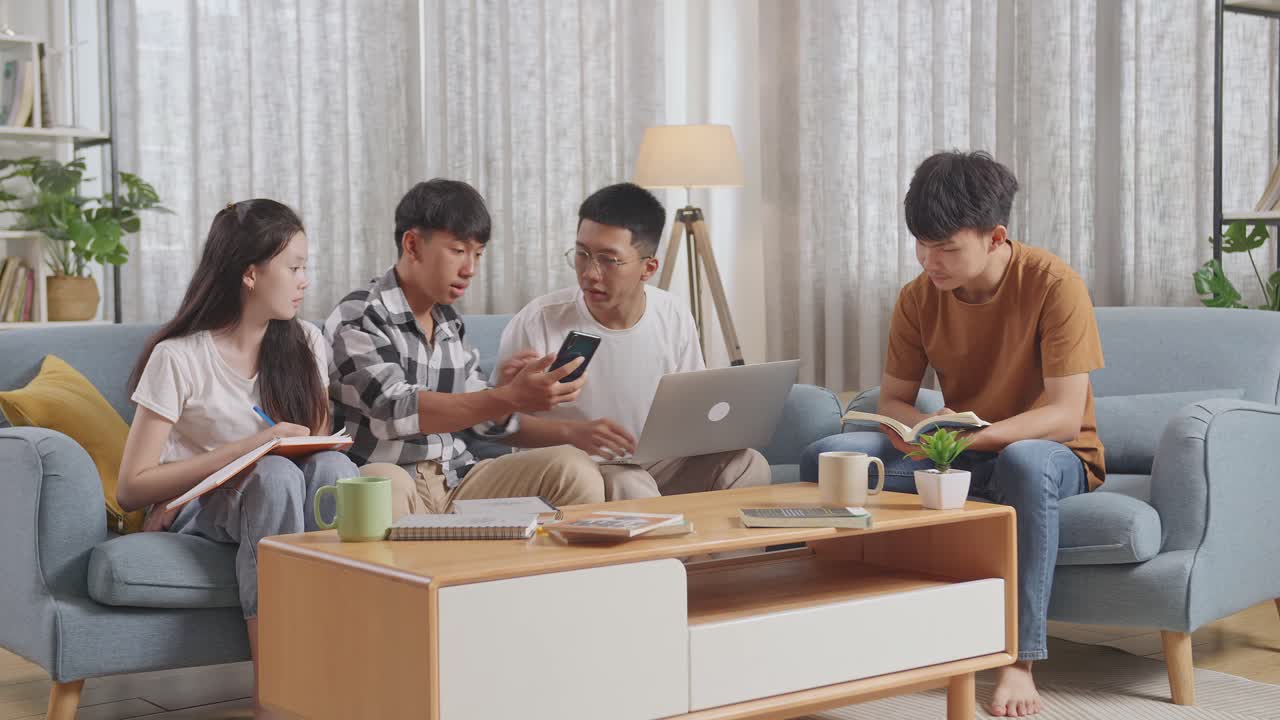 집에서 공부하고 협력하는 학생