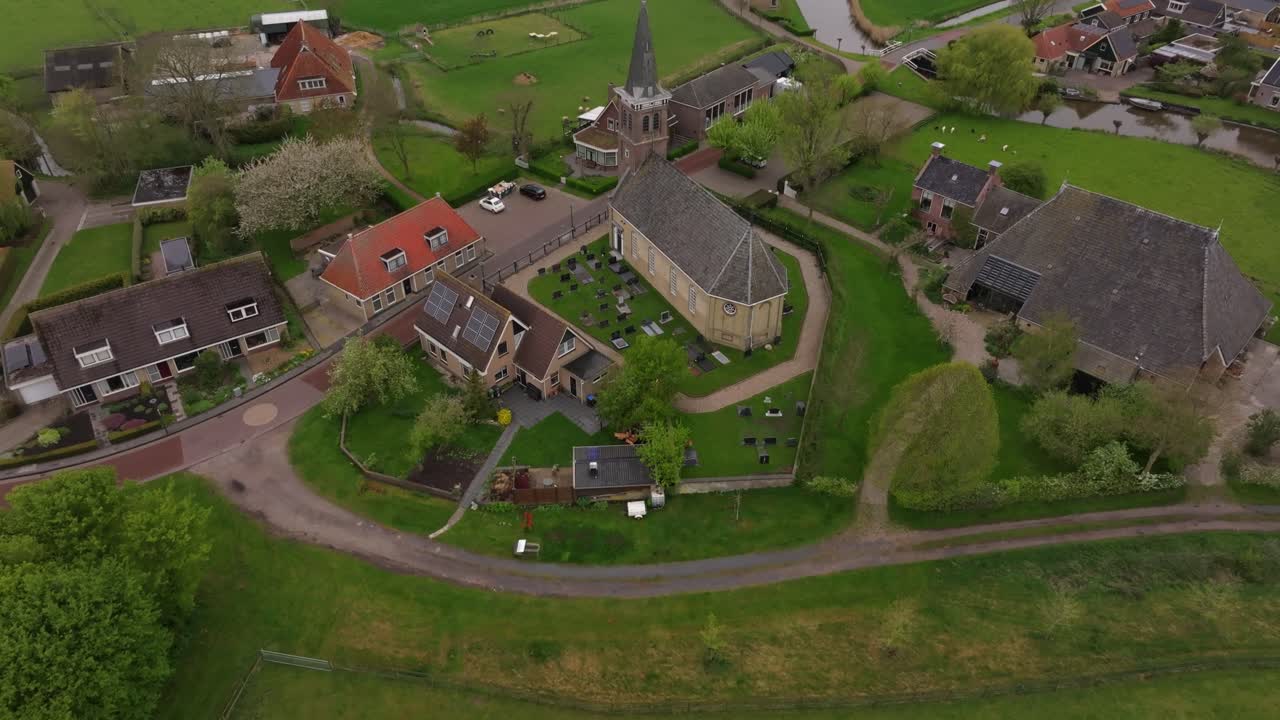 Luftfoto af tulipandækkede marker ved siden af en lille landsby i Schettens.