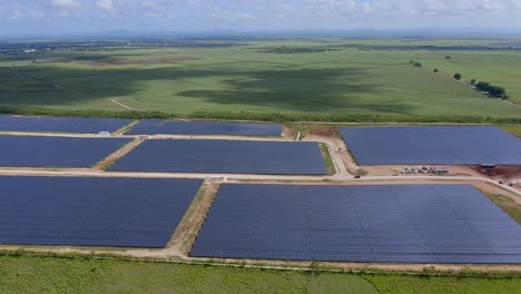 Amplia-Vista-Aérea-Panorámica-Sobre-Una-Granja-De-Paneles-Solares-De-Nueva-Construcción-En-República-Dominicana-disparo-De-Paralaje