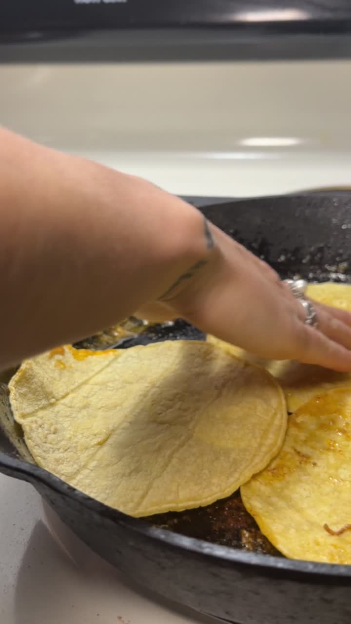 Primo piano di tortillas di mais che scottano in una padella di ghisa.