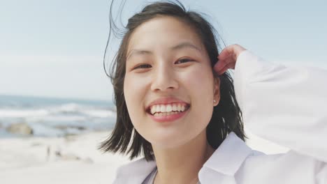 슬로우 모션 으로 해변 에서 미소 짓는 행복 한 두 인종 의 여성 의 초상화