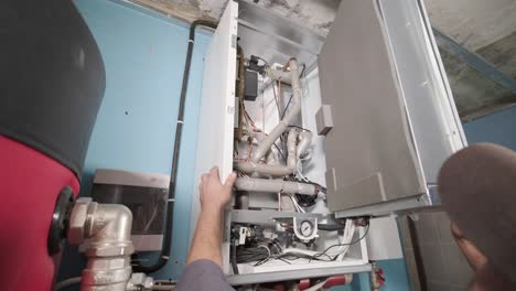 técnico de hvac instala sistemas de calefacción, ventilación y aire acondicionado