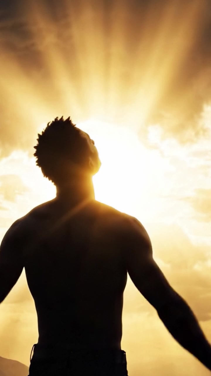 Una figura se alza contra un cielo radiante, con los brazos extendidos mientras la luz del sol se abre paso entre las nubes, mostrando un momento de profunda conexión con la naturaleza y autorreflexión