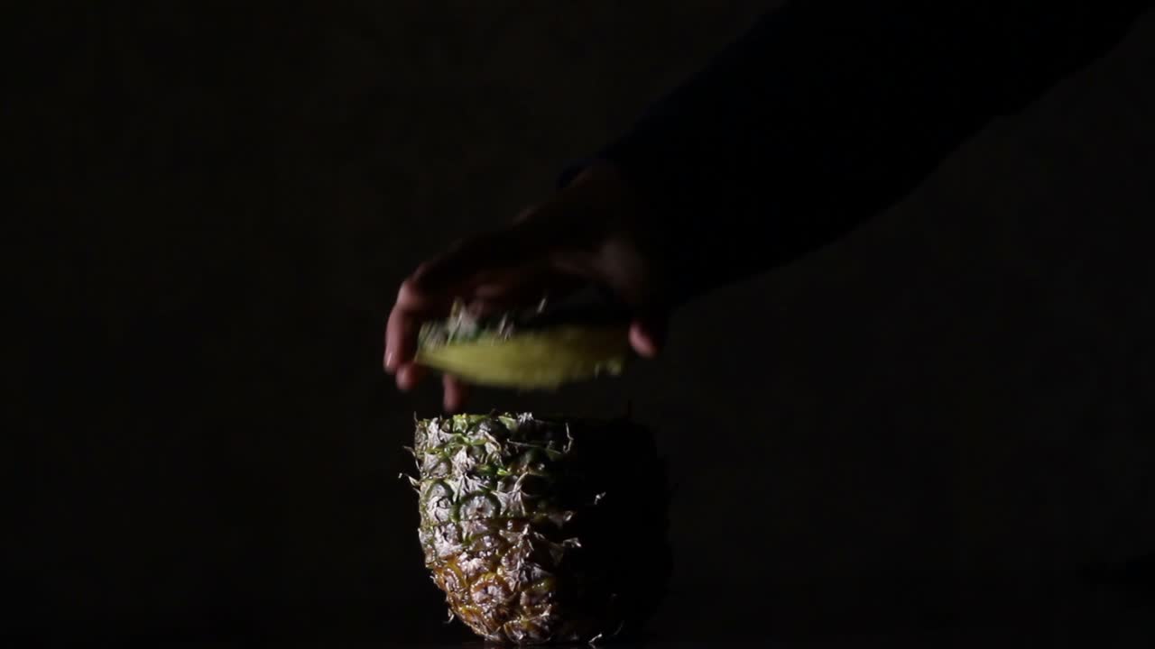 macho desmontar piña, ananas en la oscuridad
