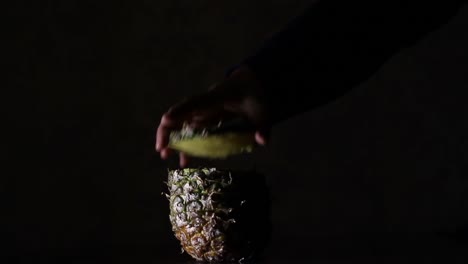 Männchen-Zerlegt-Ananas,-Ananas-Im-Dunkeln