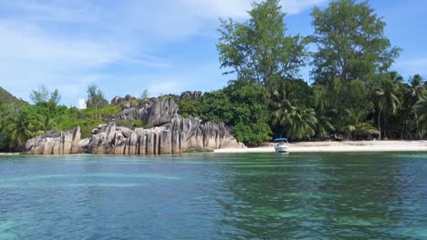 Vista-De-La-Playa-De-La-Isla-Curieuse-En-Las-Seychelles-Desde-El-Agua