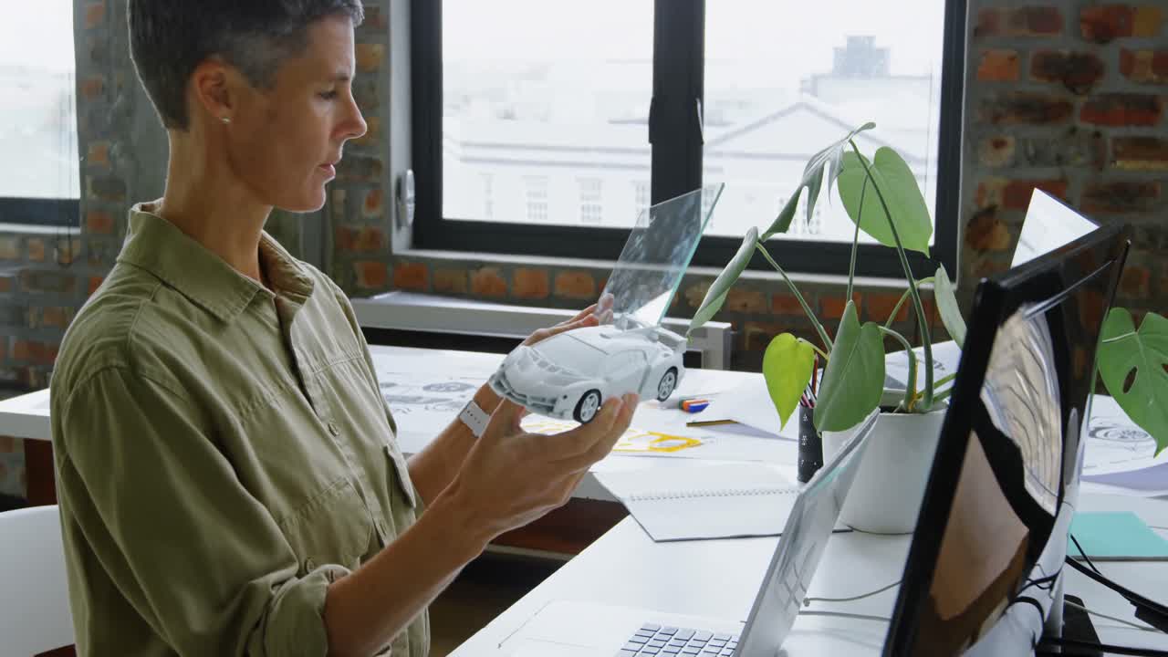 ingeniera automotriz que usa una tableta gráfica 4k