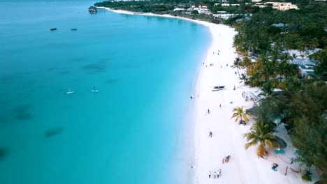 Vuelo-Aéreo-Suave-Y-Mantecoso-Volar-Hacia-Adelante-Drone-Disparó-Sobre-La-Línea-De-La-Costa-Agua-Turquesa-Arena-Blanca-Paraíso-Playa-De-Ensueño-Zanzíbar,-áfrica-Tanzania-2019