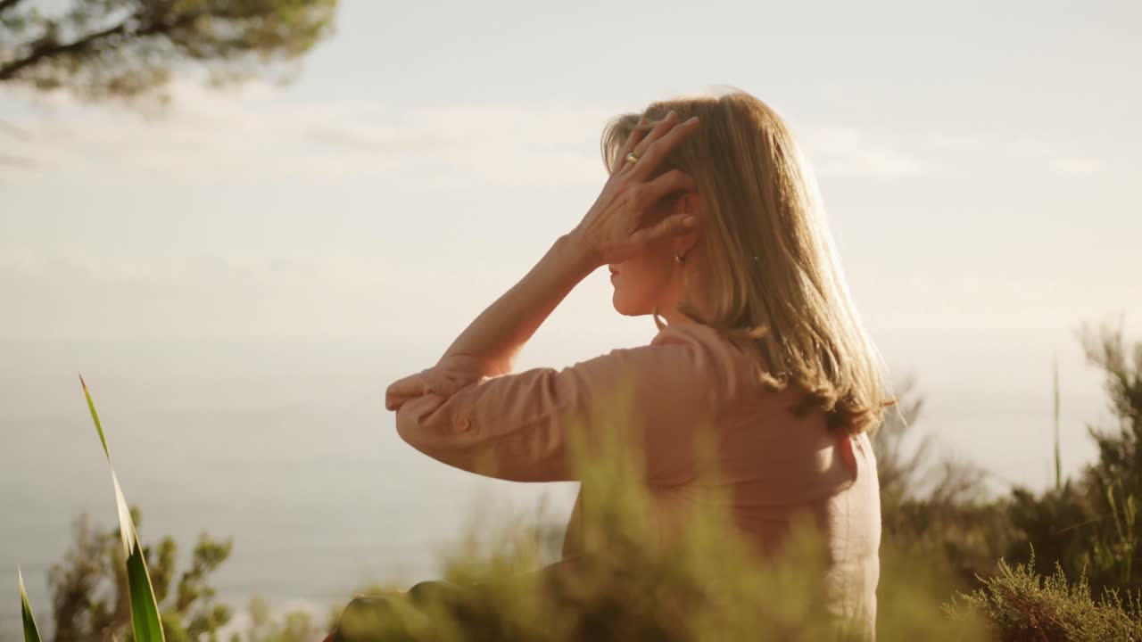 Donna anziana attiva nel bosco