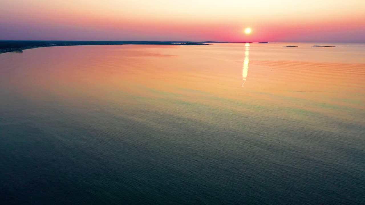 colorida playa amanecer en saco, maine con colores brillantes que se reflejan en la calma ondulando olas del océano a lo largo de la costa atlántica de nueva inglaterra