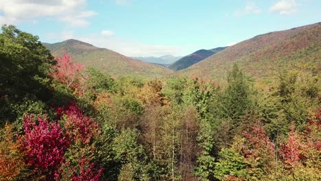 Una-Antena-Sobre-Los-Bosques-De-New-Hampshire-Y-Las-Montañas-Blancas-Con-El-Monte-Washington-Distante-1